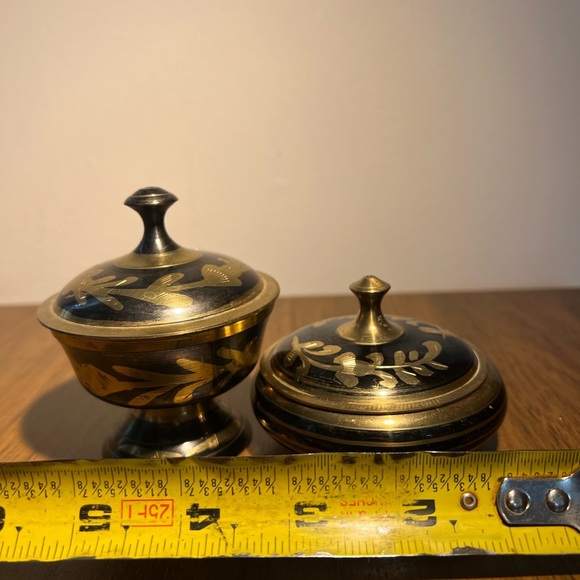 Brass and black jewelry, trinket dishes, make up holders vintage etched India - Picture 6 of 9